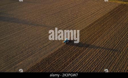 coltivatore con trattore livellare terra in campagna. Foto Stock