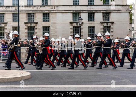 Una British Army/Royal Marines Band suona durante la Queen Elizabeth II Funeral Procession, Whitehall, Londra, Regno Unito. Foto Stock