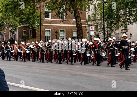 Una British Army/Royal Marines Band suona durante la Queen Elizabeth II Funeral Procession, Whitehall, Londra, Regno Unito. Foto Stock