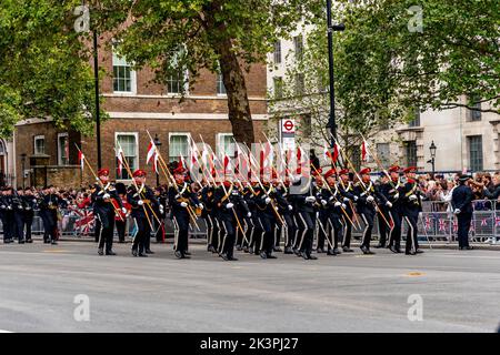 Un reggimento dell'Esercito britannico si scese a Whitehall per partecipare alla Queen Elizabeth II Funeral Procession, Whitehall, Londra, Regno Unito. Foto Stock