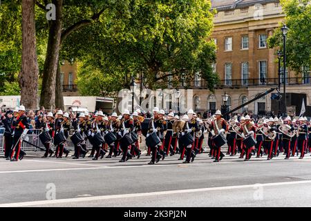 Una British Army/Royal Marines Band suona durante la Queen Elizabeth II Funeral Procession, Whitehall, Londra, Regno Unito. Foto Stock