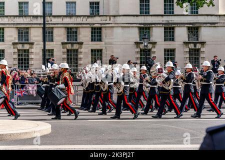 Una British Army/Royal Marines Band suona durante la Queen Elizabeth II Funeral Procession, Whitehall, Londra, Regno Unito. Foto Stock