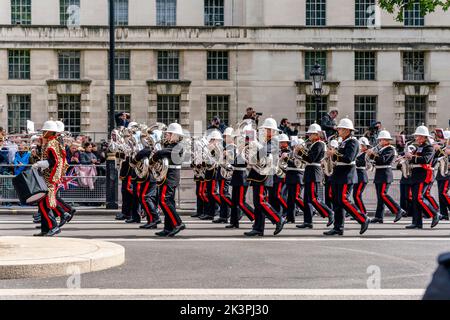 Una British Army/Royal Marines Band suona durante la Queen Elizabeth II Funeral Procession, Whitehall, Londra, Regno Unito. Foto Stock