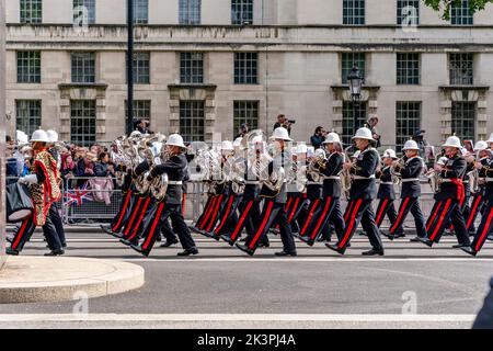 Una British Army/Royal Marines Band suona durante la Queen Elizabeth II Funeral Procession, Whitehall, Londra, Regno Unito. Foto Stock