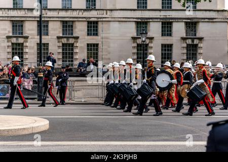 La Royal Marines Band partecipa alla Queen Elizabeth II Funeral Procession, Whitehall, Londra, Regno Unito. Foto Stock