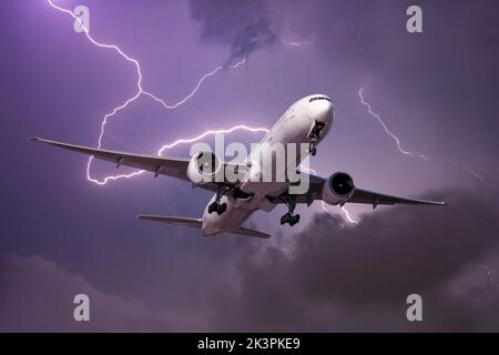 Atterraggio aereo di linea durante un forte vento in una tempesta contro lo sfondo di un lampo di fulmini Foto Stock