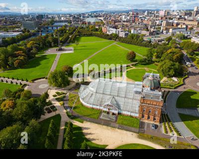 Veduta aerea del Peoples Palace e dei Winter Gardens sul parco verde di Glasgow, Scozia, Regno Unito Foto Stock