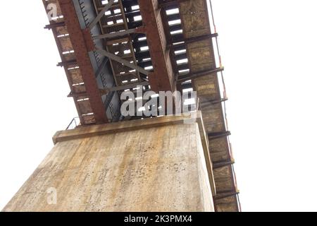 Vecchio ponte ferroviario in metallo e cemento, vista dall'alto verso il basso, ponte in Ucraina Karpatsky Foto Stock