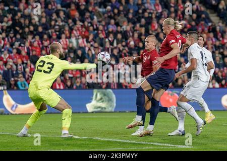 Oslo 20220927.il portiere della Serbia Vanja Milinkovic-Savic salva una possibilità di gol norvegese di Erling Brat Haaland e Leo Skiri Oestigaard, dopo un calcio libero durante la partita di calcio della Nations League tra Norvegia e Serbia allo stadio Ullevaal. Foto: Fredrik Varfjell / NTB Foto Stock