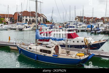 Southampton, Regno Unito - 24 aprile 2019: Le barche a vela e le barche da diporto sono ormeggiate al porto turistico Foto Stock