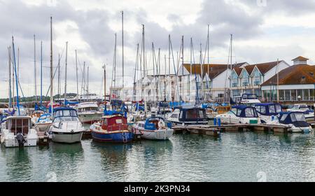 Southampton, Regno Unito - 24 aprile 2019: Le barche a vela sono ormeggiate nel porto turistico Foto Stock