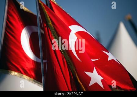 Smirne, Turchia - 9 settembre 2022: Primo piano di tre bandiere turche. Foto Stock