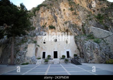 Chiesa di San Pietro è stata scolpita nelle rocce. La chiesa è uno dei santuari più antichi del cristianesimo. L'esterno della chiesa. Antakya, Turchia. Foto Stock