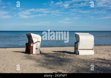Cestini bianchi e tradizionali in vimini sulla spiaggia sabbiosa con il Mar Baltico, a Poel, in Germania Foto Stock