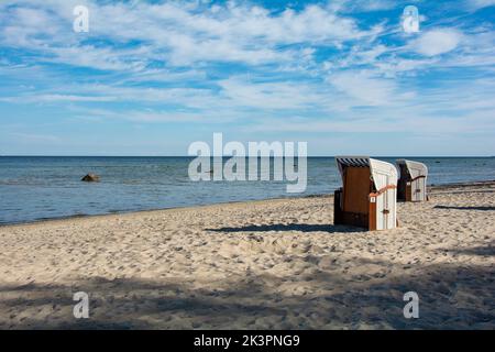 Cestini bianchi e tradizionali in vimini sulla spiaggia sabbiosa con il Mar Baltico, a Poel, in Germania Foto Stock