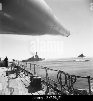 Durante la seconda guerra mondiale La nave da guerra Sverige durante gli esercizi navali in mare. I cannoni anteriori sono visibili con altre navi da guerra svedesi visibili sullo sfondo. Svezia giugno 1940. Kristoffersson Ref 141 Foto Stock