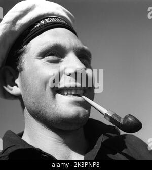 Durante la seconda guerra mondiale La nave da guerra Sverige durante gli esercizi navali in mare. Particolare di un marinaio in uniforme e cappello che fuma la sua pipa. Svezia giugno 1940. Kristoffersson Ref 141 Foto Stock