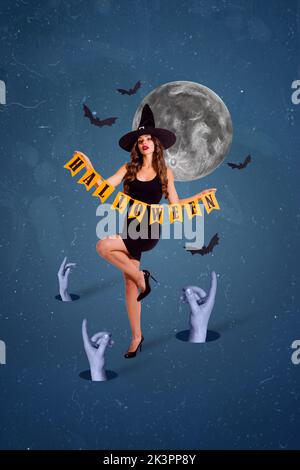 Collage verticale illustrazione della ragazza strega tenere lettere Halloween bandiere armi morte terra pipistrelli volanti isolati su sfondo chiaro di luna notte Foto Stock