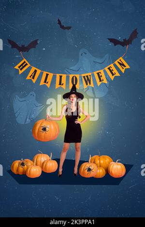 Immagine collage verticale della ragazza strega mano tenere zucca volanti pipistrelli tenere Halloween bandiere fantasmi ragni atmosfera terrificante Foto Stock