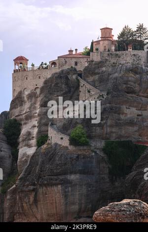 Questa scalinata ricurva tagliata in imponente roccia solida di Meteora conduce all'ingresso del secondo complesso storico più grande del Monastero del Santo Varlaam Foto Stock