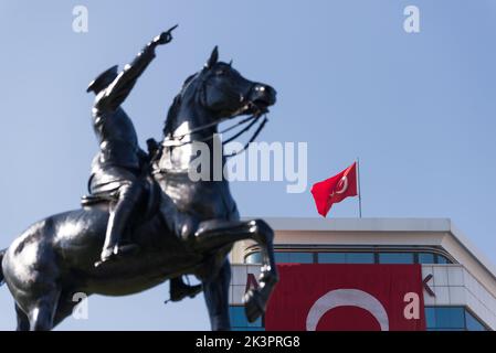 Smirne, Turchia - 9 settembre 2022: Monumento Ataturk con cavallo e bandiera turca sullo sfondo. Il giorno della liberazione di Smirne a Piazza della Repubblica i Foto Stock