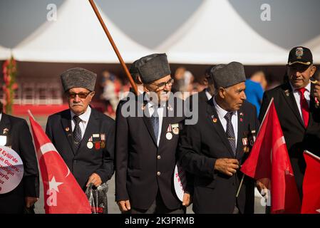 Smirne, Turchia - 9 settembre 2022: Tre veterani nella stessa cornice delle celebrazioni del giorno della liberazione di Smirne. Tutti sono veterani di Cipro. Sami Foto Stock
