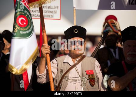 Smirne, Turchia - 9 settembre 2022: Un uomo anziano con un baffi Kuvayi Milliye Mujahideen Associazione durante le celebrazioni Liberazione giorno di Smirne. Foto Stock