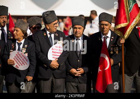 Smirne, Turchia - 9 settembre 2022: I veterani nella stessa cornice delle celebrazioni del giorno della liberazione di Smirne. Tutti sono veterani di Cipro. Gulsen Kuc Foto Stock