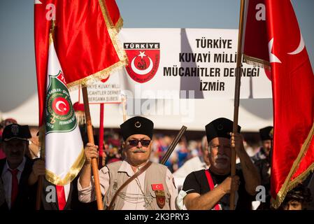 Smirne, Turchia - 9 settembre 2022: Un uomo anziano con un baffi Kuvayi Milliye Mujahideen Associazione durante le celebrazioni Liberazione giorno di Smirne. Foto Stock