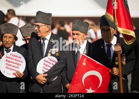 Smirne, Turchia - 9 settembre 2022: Tre veterani nella stessa cornice delle celebrazioni del giorno della liberazione di Smirne. Tutti sono veterani di Cipro. Sami Foto Stock