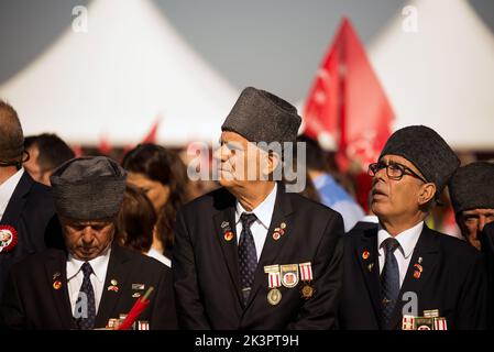 Smirne, Turchia - 9 settembre 2022: Tre veterani nella stessa cornice delle celebrazioni del giorno della liberazione di Smirne. Tutti sono veterani di Cipro. CEMA Foto Stock