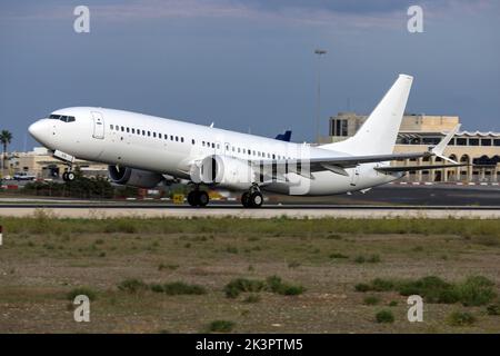 SmartLynx Malta Boeing 737-8 MAX (Reg.: 9h-ETA) in decollo tutto bianco. Foto Stock