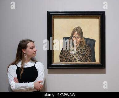 National Gallery, Londra, Regno Unito. 26 settembre 2022. Lucian Freud: Nuove prospettive. La mostra Landmark Credit Suisse, con oltre 65 prestiti provenienti da tutto il mondo, riunisce dipinti di oltre settant'anni, allestiti dalla Galleria Nazionale per celebrare il centenario della nascita del grande artista del 20th° secolo (1922-2011). Immagine: Lucian Freud, Donna con mantello in pelliccia, 1968, Collezione privata. Credit: Malcolm Park/Alamy Live News Foto Stock