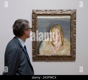 National Gallery, Londra, Regno Unito. 26 settembre 2022. Lucian Freud: Nuove prospettive. La mostra Landmark Credit Suisse, con oltre 65 prestiti provenienti da tutto il mondo, riunisce dipinti di oltre settant'anni, allestiti dalla Galleria Nazionale per celebrare il centenario della nascita del grande artista del 20th° secolo (1922-2011). Immagine: Lucian Freud, ragazza in pelliccia mantello, 1967, Collezione privata. Credit: Malcolm Park/Alamy Live News Foto Stock