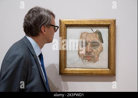 National Gallery, Londra, Regno Unito. 26 settembre 2022. Lucian Freud: Nuove prospettive. La mostra Landmark Credit Suisse, con oltre 65 prestiti provenienti da tutto il mondo, riunisce dipinti di oltre settant'anni, allestiti dalla Galleria Nazionale per celebrare il centenario della nascita del grande artista del 20th° secolo (1922-2011). Immagine: Lucian Freud, Francis Bacon (incompiuto), 1956-7, Quaresima di Ananda Foundation N.V.. Credit: Malcolm Park/Alamy Live News Foto Stock