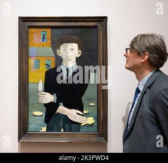 National Gallery, Londra, Regno Unito. 26 settembre 2022. Lucian Freud: Nuove prospettive. La mostra Landmark Credit Suisse, con oltre 65 prestiti provenienti da tutto il mondo, riunisce dipinti di oltre settant'anni, allestiti dalla Galleria Nazionale per celebrare il centenario della nascita del grande artista del 20th° secolo (1922-2011). Immagine: Lucian Freud, uomo con una piuma (Autoritratto), 1943, Collezione privata. Credit: Malcolm Park/Alamy Live News Foto Stock