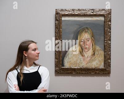 National Gallery, Londra, Regno Unito. 26 settembre 2022. Lucian Freud: Nuove prospettive. La mostra Landmark Credit Suisse, con oltre 65 prestiti provenienti da tutto il mondo, riunisce dipinti di oltre settant'anni, allestiti dalla Galleria Nazionale per celebrare il centenario della nascita del grande artista del 20th° secolo (1922-2011). Immagine: Lucian Freud, ragazza in pelliccia mantello, 1967, Collezione privata. Credit: Malcolm Park/Alamy Live News Foto Stock