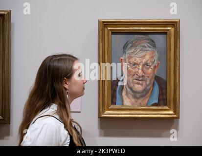 National Gallery, Londra, Regno Unito. 26 settembre 2022. Lucian Freud: Nuove prospettive. La mostra Landmark Credit Suisse, con oltre 65 prestiti provenienti da tutto il mondo, riunisce dipinti di oltre settant'anni, allestiti dalla Galleria Nazionale per celebrare il centenario della nascita del grande artista del 20th° secolo (1922-2011). Immagine: Lucian Freud, David Hockney, 2002, Collezione privata. Credit: Malcolm Park/Alamy Live News Foto Stock