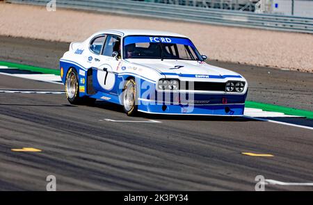 Il Blue and White 1975, Ford Capri RS3100, di Gary Pearson e Alex Brundle, in gara nel Tony Dron Memorial Trophy per MRL Historic Touring Cars. Foto Stock