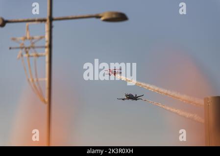 Smirne, Turchia - 9 settembre 2022: Il pilota acrobatico dimostra sul cielo la giornata liberty di Smirne a Izmir Konak Turchia Foto Stock