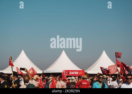 Smirne, Turchia - 9 settembre 2022: Affollata gente con bandiere turche in un giorno di festa della liberazione Smirne Turchia in Piazza della Repubblica. Foto Stock