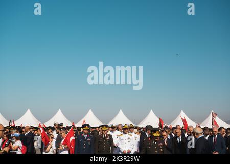 Smirne, Turchia - 9 settembre 2022: Affollata gente con bandiere turche in un giorno di festa della liberazione Smirne Turchia in Piazza della Repubblica. Foto Stock