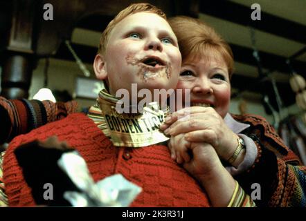 Philip Wiegratz & Franziska Troegner Film: Charlie and the Chocolate Factory (USA/UK/AUS 2005) personaggi: Augustus Gloop & Mrs. Gloop regista: Tim Burton 10 luglio 2005 **AVVERTENZA** questa fotografia è solo per uso editoriale ed è copyright di WARNER BROS. E/o del fotografo assegnato dalla Film o dalla Production Company e può essere riprodotta solo da pubblicazioni in concomitanza con la promozione del film di cui sopra. È richiesto un credito obbligatorio a WARNER BROS.. Il fotografo deve essere accreditato anche quando è noto. Nessun uso commerciale può essere concesso senza l'autorizzazione scritta del film Foto Stock