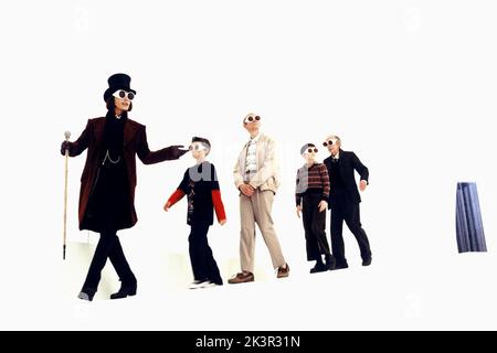 Johnny Depp, Jordan Fry, Adam Godley, Freddie Highmore & David Kelly Film: Charlie and the Chocolate Factory (USA/UK/AUS 2005) personaggi: Willy Wonka,Mike Teavee,MR. Teavee, Charlie Bucket e Grandpa Joe Direttore: Tim Burton 10 luglio 2005 **AVVERTENZA** questa fotografia è solo per uso editoriale ed è copyright di WARNER BROS. E/o del fotografo assegnato dalla Film o dalla Production Company e può essere riprodotta solo da pubblicazioni in concomitanza con la promozione del film di cui sopra. È richiesto un credito obbligatorio a WARNER BROS.. Il fotografo deve essere accreditato anche quando è noto. No Co Foto Stock