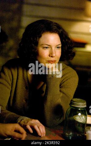 Renee Zellweger Film: Cinderella Man (USA 2005) personaggi: Mae Braddock regista: Ron Howard 23 maggio 2005 **AVVERTENZA** questa fotografia è solo per uso editoriale ed è copyright di IMMAGINI UNIVERSALI e/o del fotografo assegnato dalla Film o dalla Production Company e può essere riprodotta solo da pubblicazioni in concomitanza con la promozione del film di cui sopra. È richiesto un credito obbligatorio per LE FOTO UNIVERSALI. Il fotografo deve essere accreditato anche quando è noto. Nessun uso commerciale può essere concesso senza autorizzazione scritta da parte della Film Company. Foto Stock