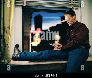 Sam Shepard Film: Don't come Knocking (USA/UK/FR/DE 2005) personaggi: Howard Spence Director: WIM Wenders 19 maggio 2005 **AVVISO** questa fotografia è esclusivamente ad uso editoriale ed è copyright dei CLASSICI SONY PICTURES e/o del fotografo assegnato dalla Film o dalla Production Company e può essere riprodotta solo da pubblicazioni in concomitanza con la promozione del suddetto Film. È richiesto un credito obbligatorio per i CLASSICI SONY. Il fotografo deve essere accreditato anche quando è noto. Nessun uso commerciale può essere concesso senza l'autorizzazione scritta della Film Company. Foto Stock