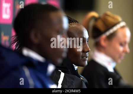 Judith Korir (centro), Joyciline Jepkosgei (a sinistra) e Charlotte Purdue durante una conferenza stampa tenutasi presso il De Vere Hotel, in vista della TCS London Marathon 2022 di domenica. Data immagine: Mercoledì 28 settembre 2022. Foto Stock