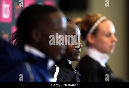 Judith Korir (centro), Joyciline Jepkosgei (a sinistra) e Charlotte Purdue durante una conferenza stampa tenutasi presso il De Vere Hotel, in vista della TCS London Marathon 2022 di domenica. Data immagine: Mercoledì 28 settembre 2022. Foto Stock