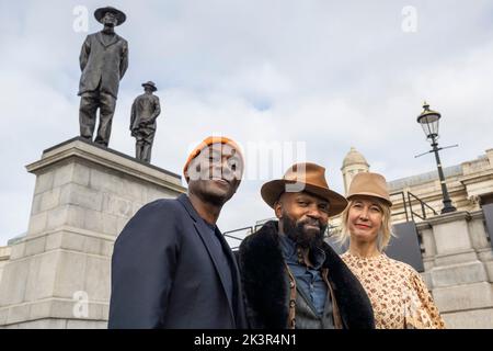 Londra, Regno Unito. 28 settembre 2022. (Da L a R) Ekow Eshun, presidente della Quarta Commissione Plinth, Samson Kambalu, Justine Simons, vice sindaco di Londra, alla presentazione di "Antelope" di Kambalu, la nuova quarta opera d'arte Plinth a Trafalgar Square. L'opera ripresenta una fotografia del 1914 del predicatore Battista e pan-africano John Chilembwe, e del missionario europeo John Chorley come scultura. Chilembwe ha il suo cappello, sfidando la regola coloniale che proibiva agli africani di indossare cappelli di fronte ai bianchi. Credit: Stephen Chung / Alamy Live News Foto Stock