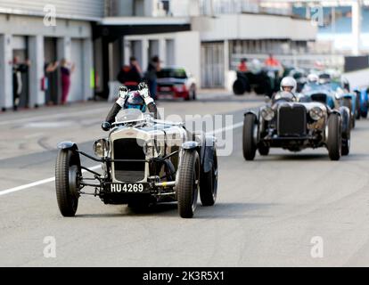 Il 1928 Frazer Nash TT Replica Supersport, all'inizio della gara MRL Pre-War Sports Cars DRDC 500, al 2022 Silverstone Classic Foto Stock